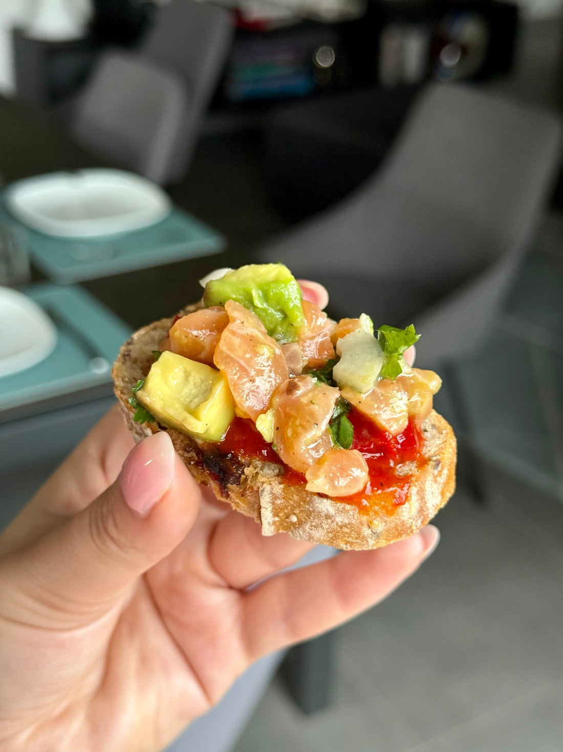 Une tartine qui change tout : avocat, saumon mariné et confiture Poivron & Graines de Moutarde